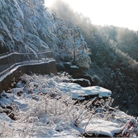 Snowy view over Tallulah Gorge.